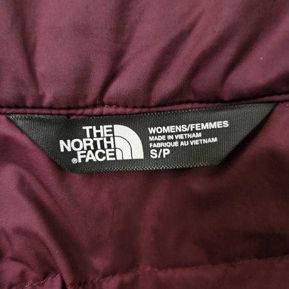 The Northface Women's 550 Maroon Puffer Vest size Small - Picture 2 of 5